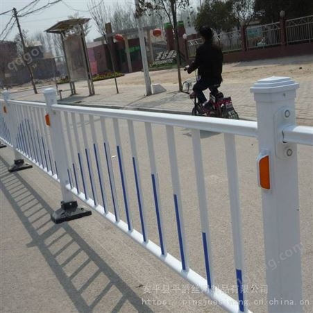 平爵供应市政道路护栏 道路隔离带护栏