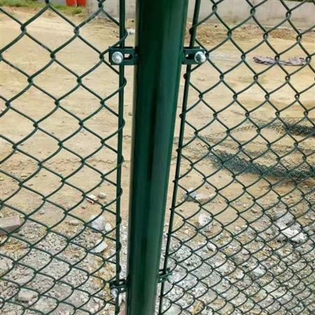 学校供应体育场围网围栏网厂家 体育场围网护栏网安装价格